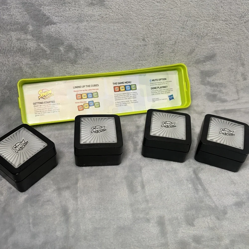 Hasbro Simon Flash Electronic Game Complete Set 4 Cubes Tray‎ 2011 Tested Works